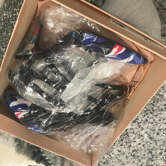 BCBGeneration Blue/Multi/Black Darron Pumps Size 7 - Picture 5 of 8